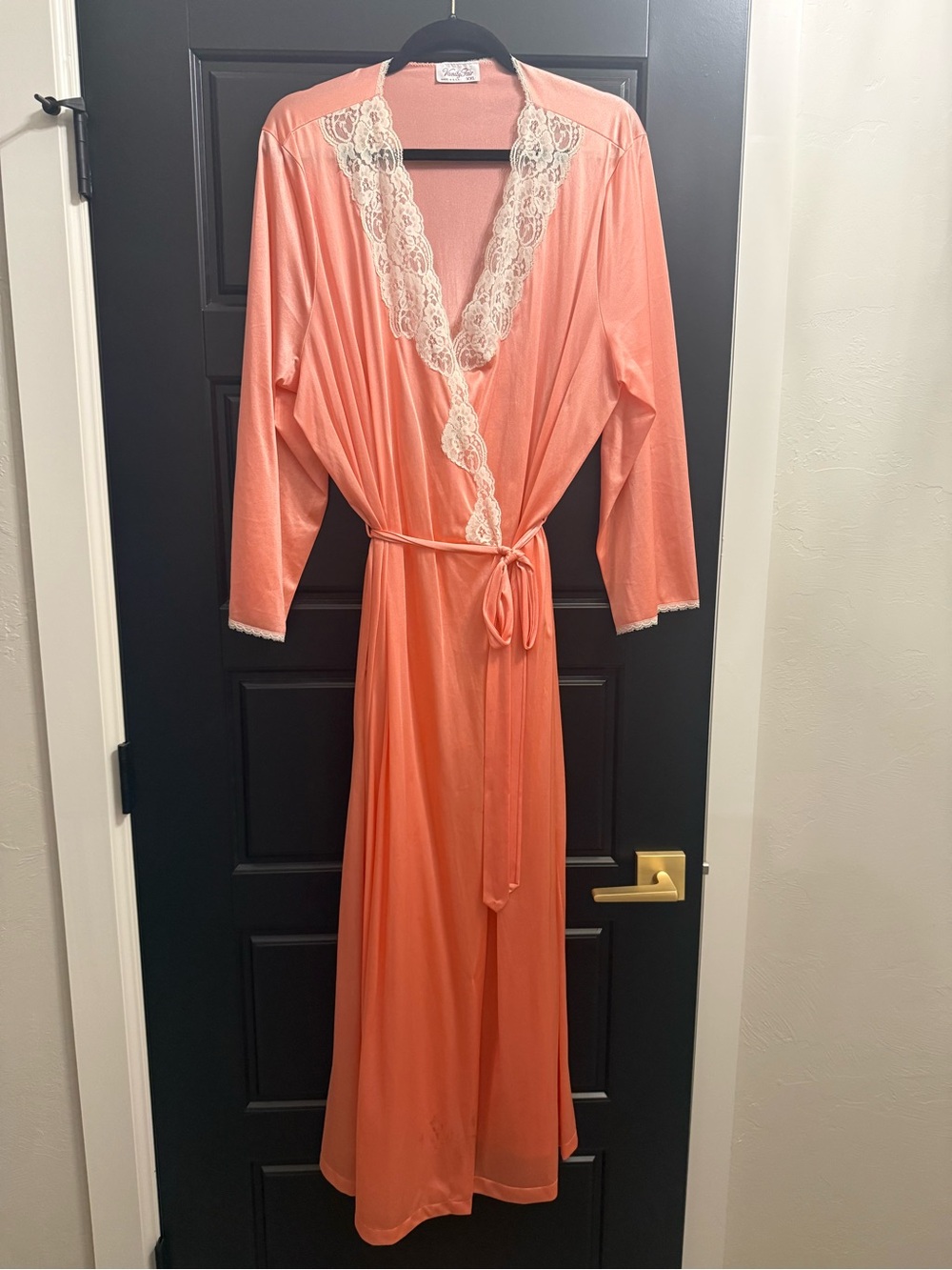 Vanity Fair ✨ VINTAGE ✨Long Coral Lace-Trim Robe with Tie Belt